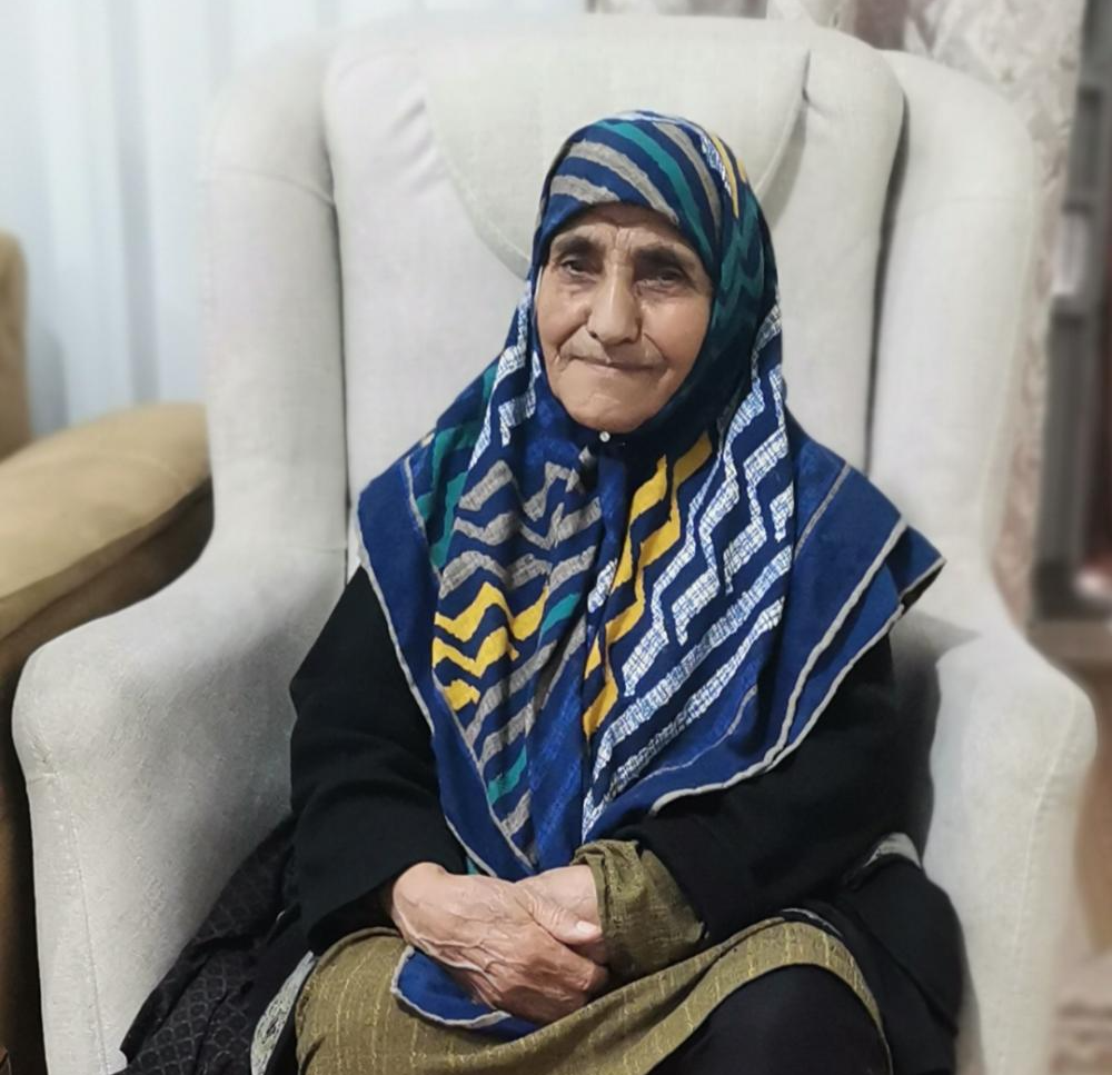 عصمت آخوندی