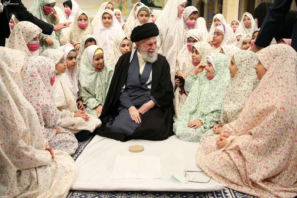امام سیدعلی خامنه ای ، سرداران همراه و دختران شهید مدرسه میناب