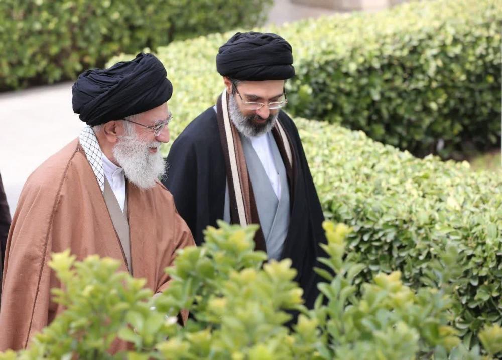 آیت الله سید مجتبی خامنه ای (حفظه الله) آیت الله سید مجتبی خامنه ای (حفظه الله)
