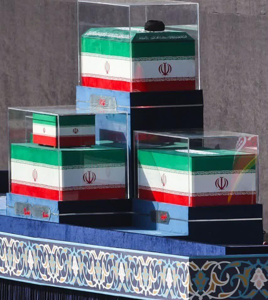 امام سید علی خامنه‌ای و خانواده شهیدشان
