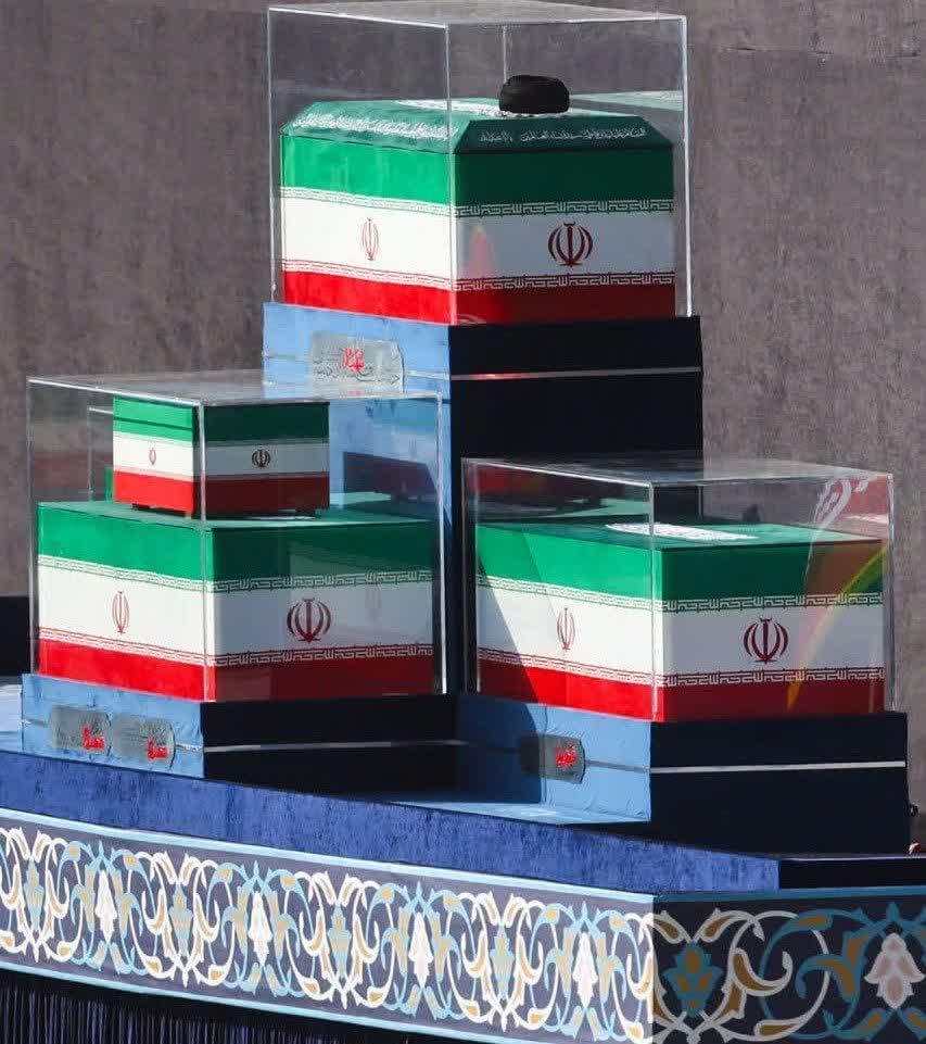 سید علی خامنه‌ای و خانواده شهیدشان