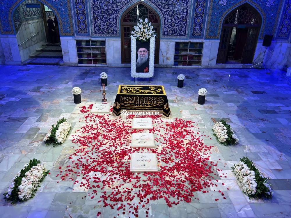 امام سید علی حسینی خامنه ای و خانواده محترم ایشان